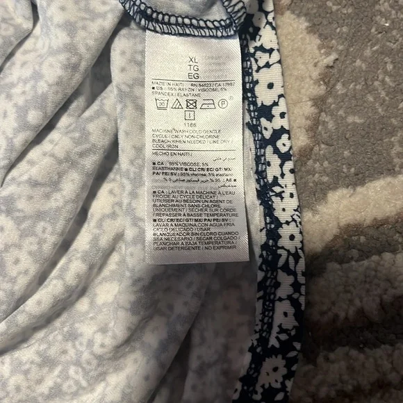 Old navy floral top. New size XL super soft and stretchy. Blue and white. - Picture 4 of 4